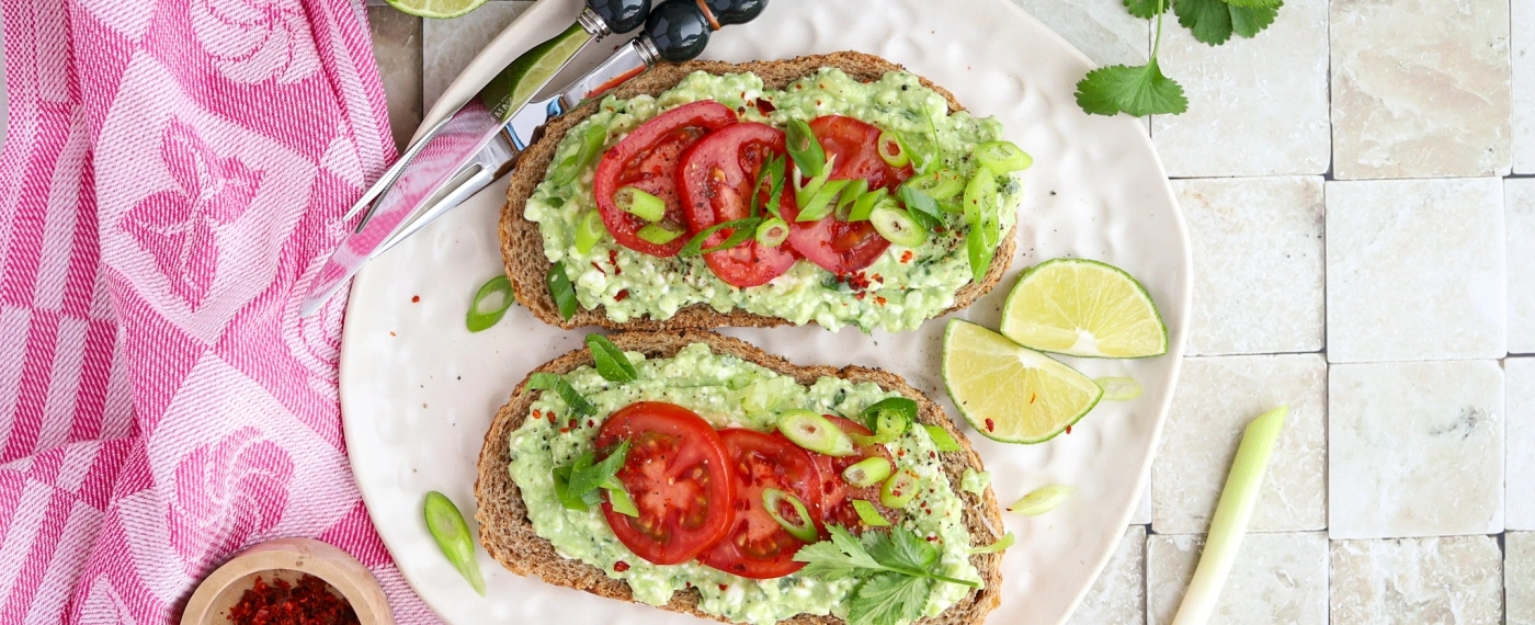 Brood met guacamole & tomaat
