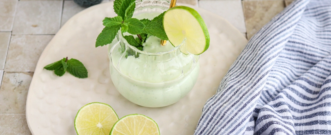 Frisse ontbijt smoothie met avocado & limoen