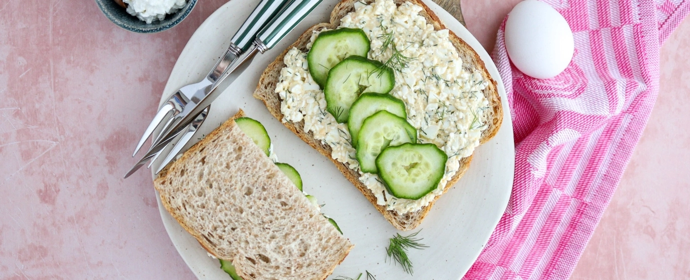 Brood met eiersalade & komkommer