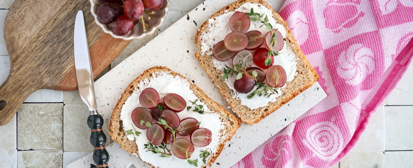 Brood met geitenkaasspread & druiven