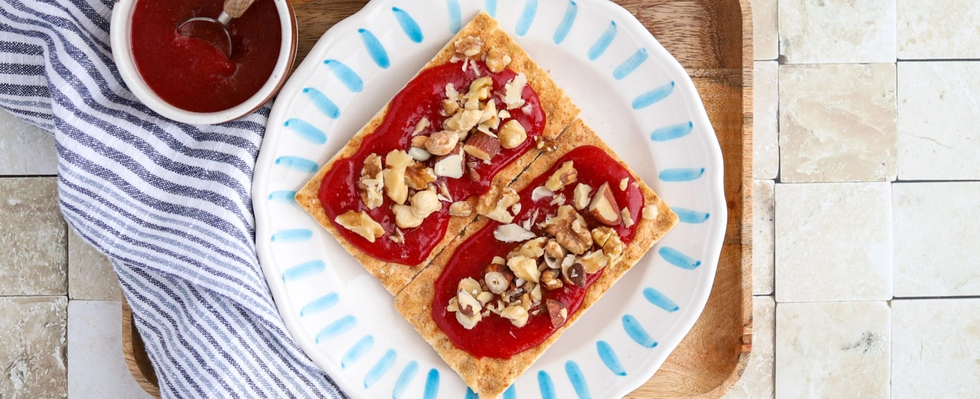 Crackers met aardbeienmousse & nootjes