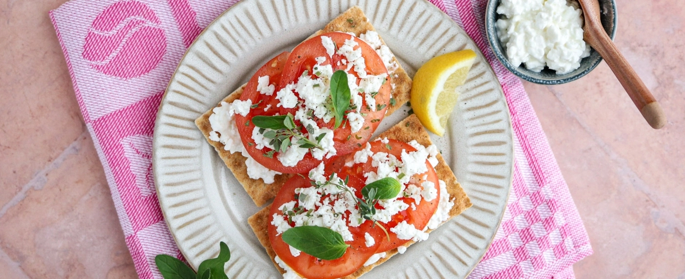 Crackers met tomaat, feta & Italiaanse kruiden