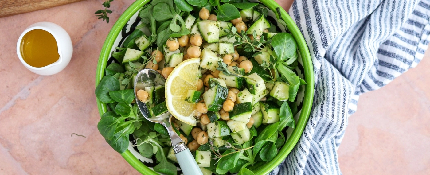Kikkererwtensalade met courgette & kruidendressing