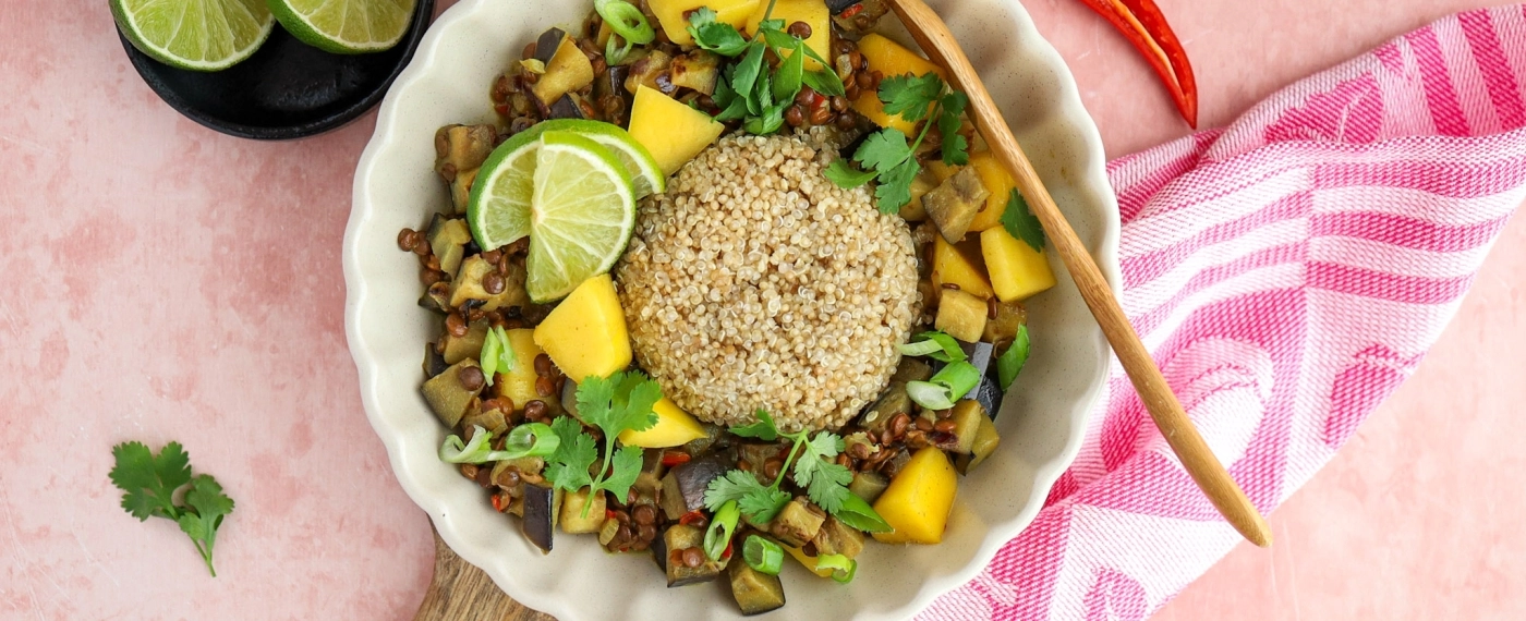 Auberginecurry met linzen, mango & quinoa