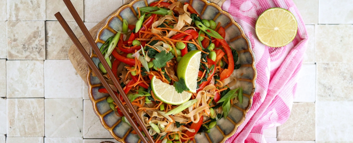 Noedelbowl met edamame, paprika & honing-sojadressing