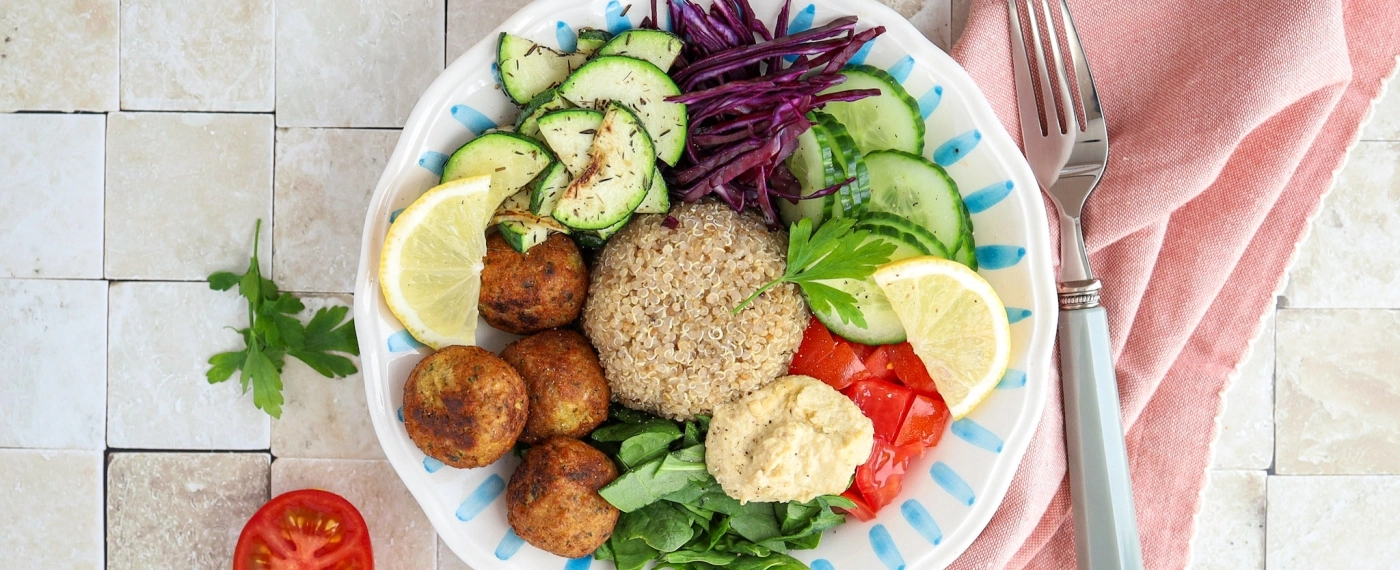Quinoa met falafel, courgette & hummus