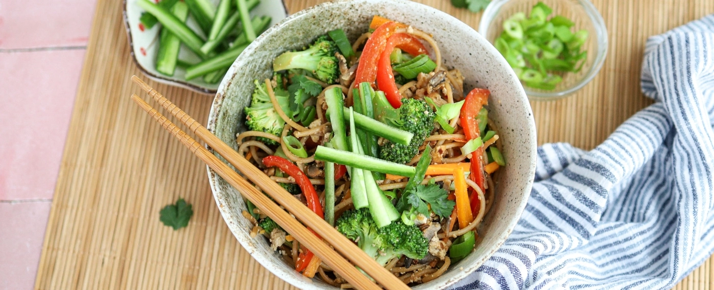 Romige pindanoedels met tofu & broccoli