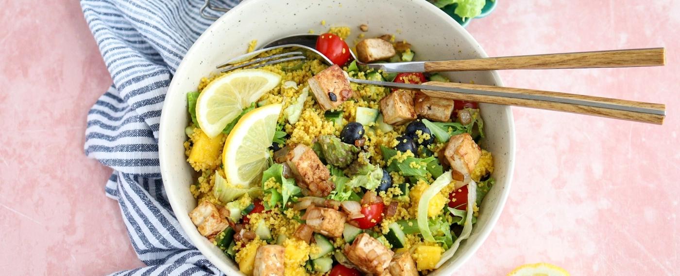 Couscoussalade met tofu, mango & blauwe bessen
