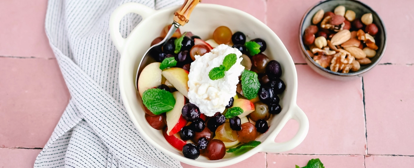 Fruitsalade met cottage cheese, honing & noten