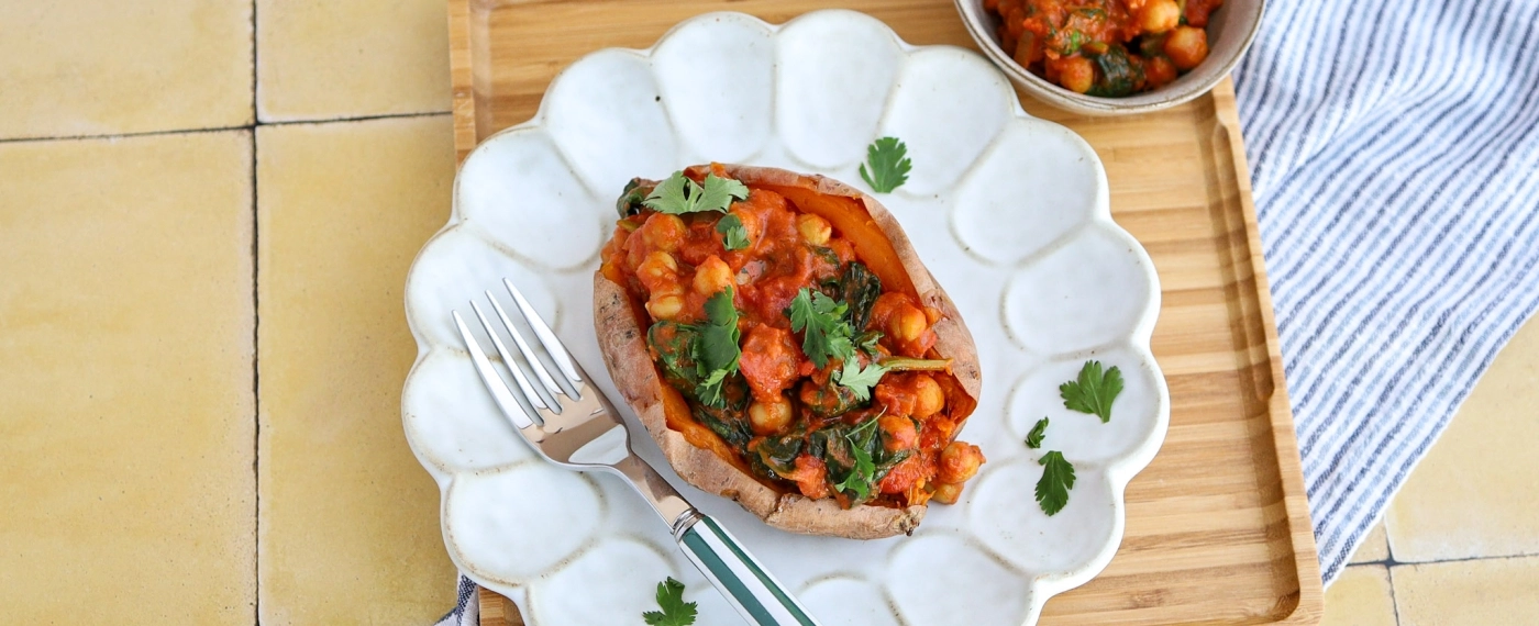 Gepofte zoete aardappel met kikkererwtencurry