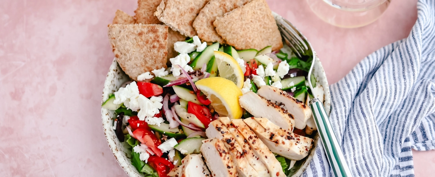 Griekse salade met kip & pitabrood