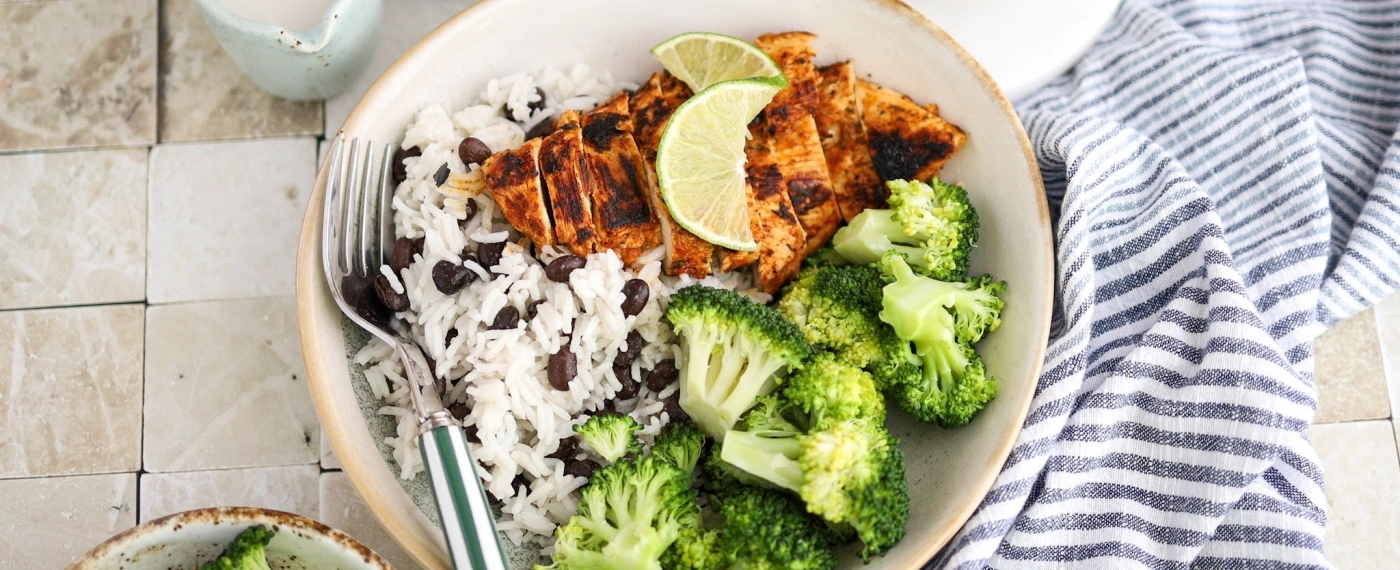 Jamaicaanse kip met rijst, zwarte bonen & broccoli