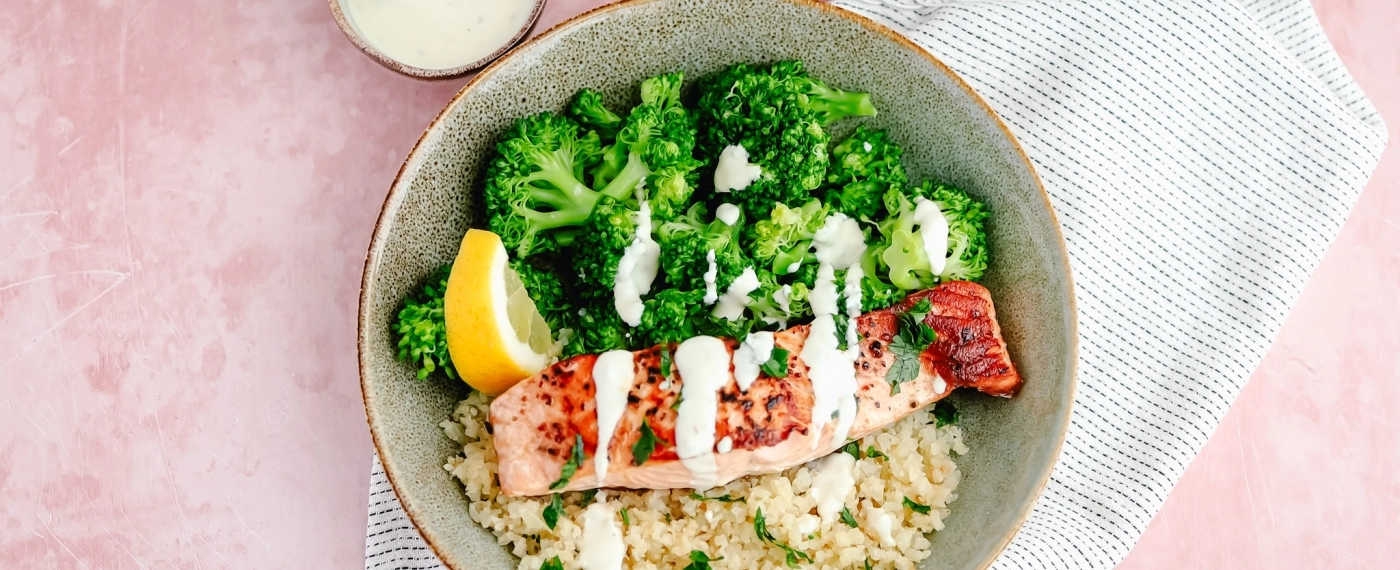 Zalm met citroen-knoflooksaus, broccoli & rijst