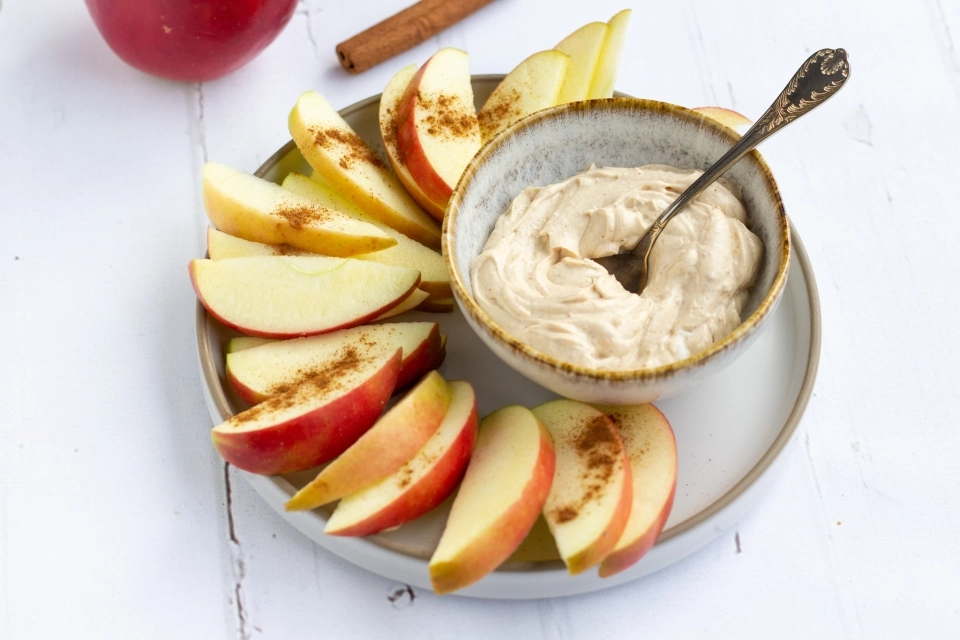 Appel met pindakaas & yoghurtdipje