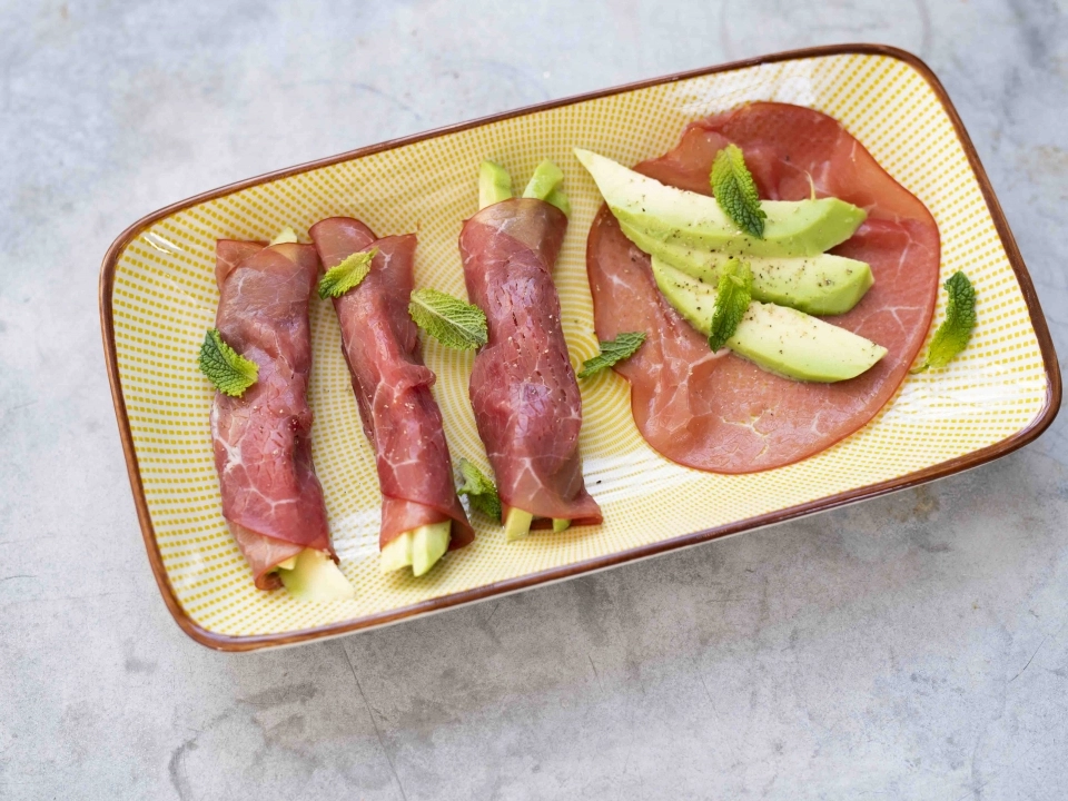 Avocado & rookvlees rolletjes
