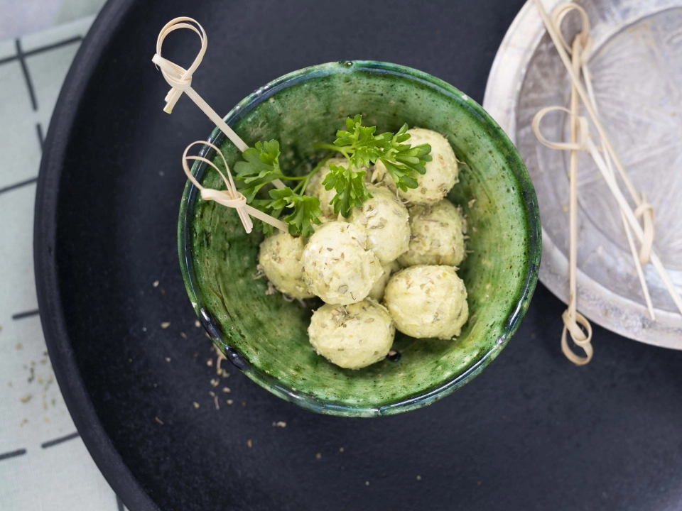 Balletjes van doperwten & feta