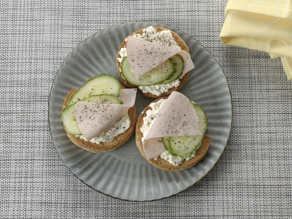 Beschuit met cottage cheese & kalkoenfilet