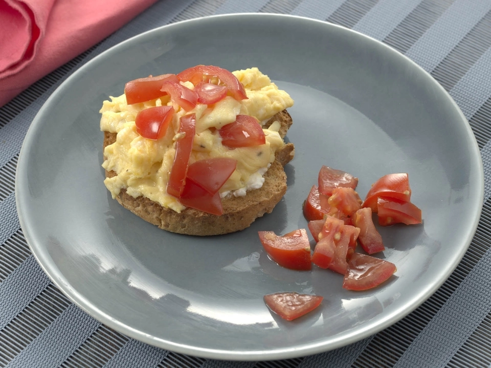 Beschuit met roerei & tomaat