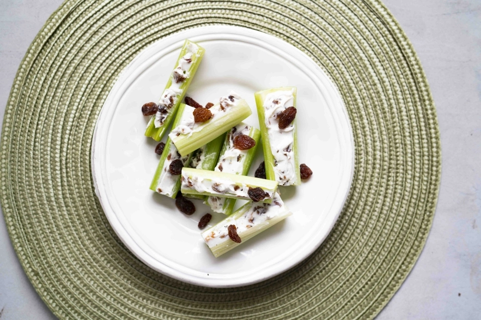 Bleekselderij met geitenkaasspread & rozijnen