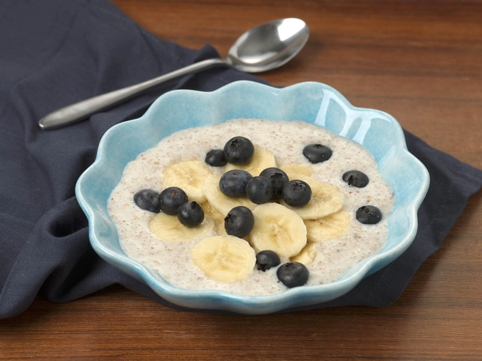 Brinta met banaan & blauwe bessen