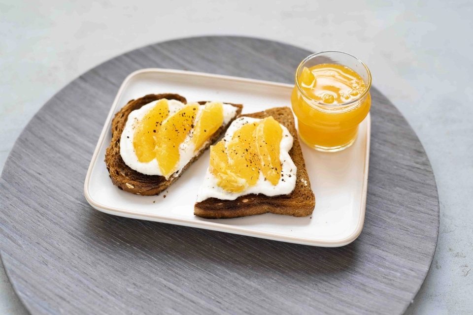 (Geroosterd) brood met ricotta & sinaasappel