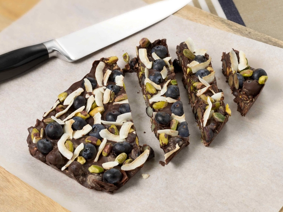 Chocolade repen met blauwe bessen, pistachenoten & kokosflakes
