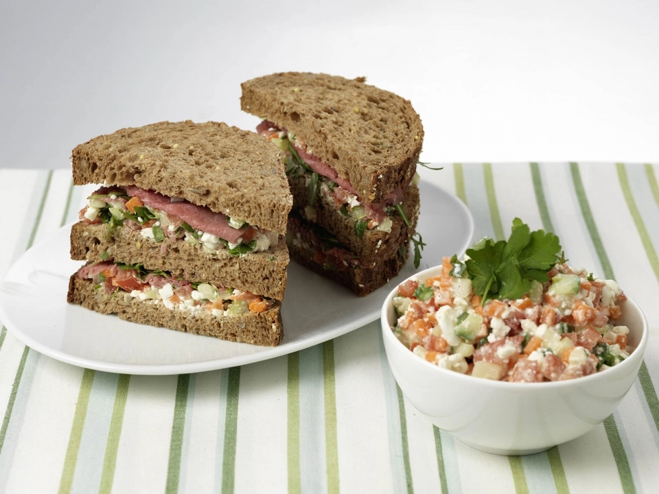 Clubsandwich met homemade sandwichspread & rosbief