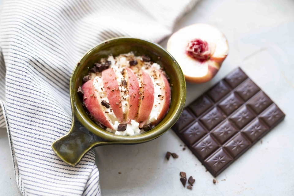 Cottage cheese met perzik & pure chocolade