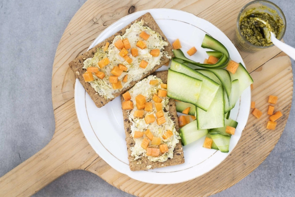 Crackers met geitenkaaspesto & rauwkost