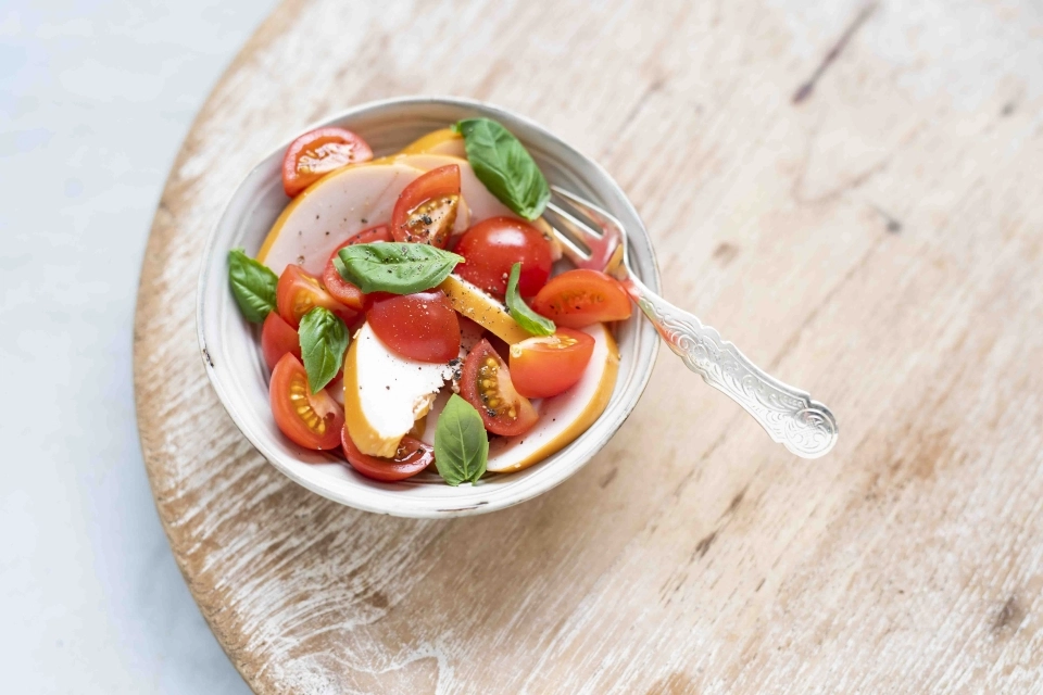 Plakjes gerookte kipfilet met cherry tomaatjes