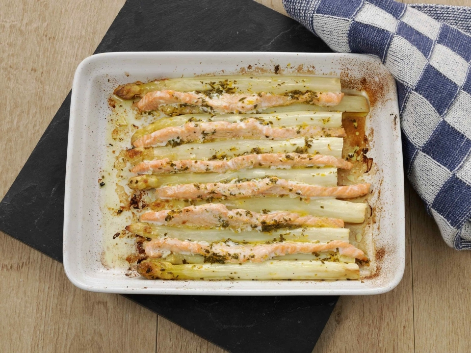Geroosterde witte asperges met zalm