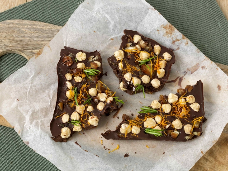Homemade hazelnoot brokken met dadels & rozemarijn