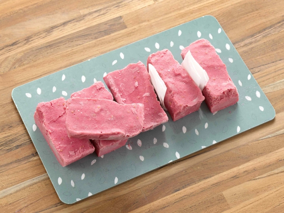 Fruitige ijsrepen met banaan & frambozen