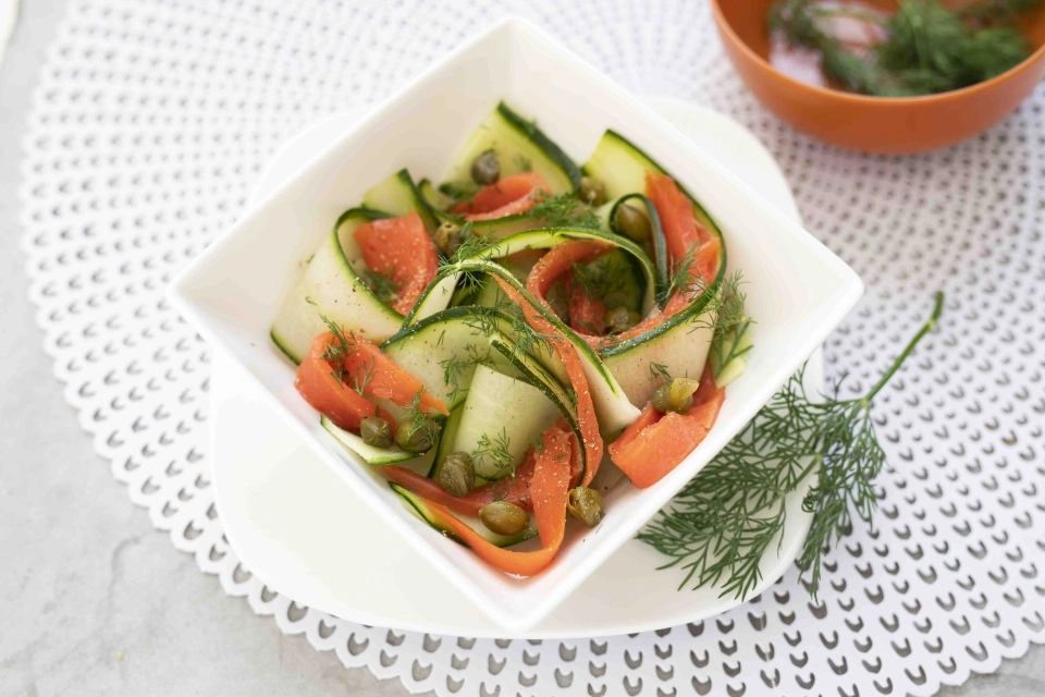 Komkommer salade met gerookte zalm & kappertjes