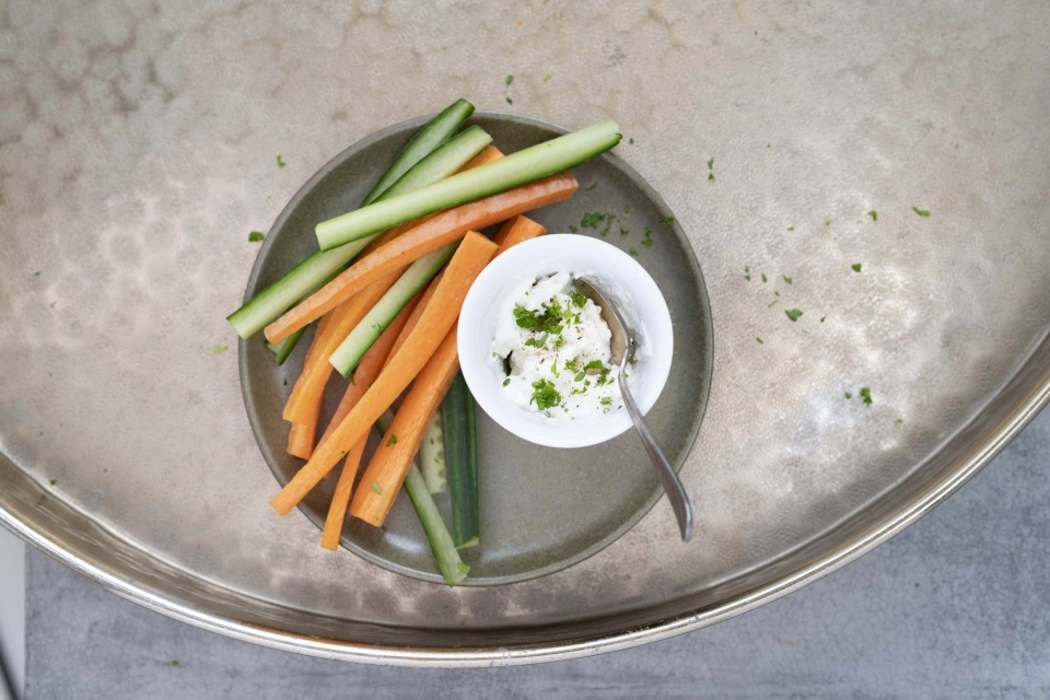 Komkommer & wortel met ricotta dipje