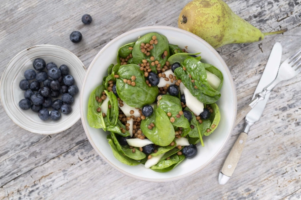 Linzensalade met peer & blauwe bessen