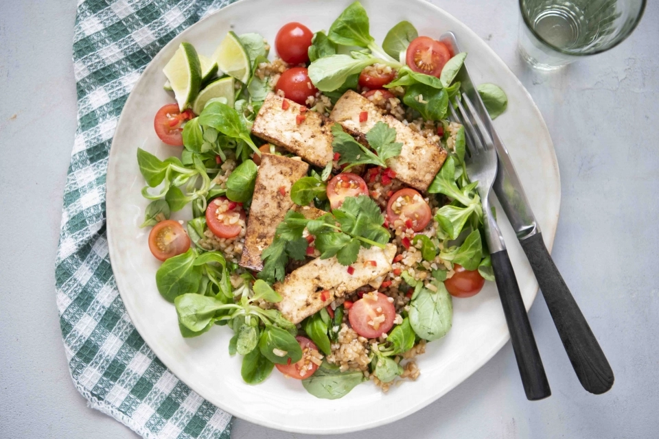 Maaltijdsalade met tofu & bloemkoolrijst