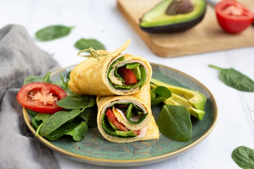Omelet wrap met kalkoenfilet & avocado