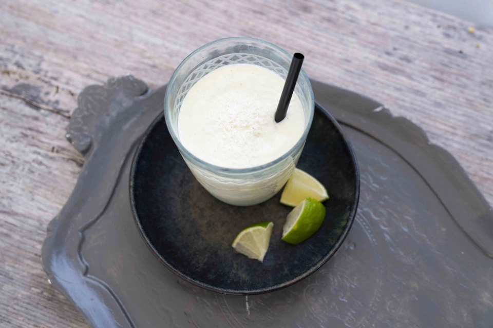 Ontbijt milkshake met kokos