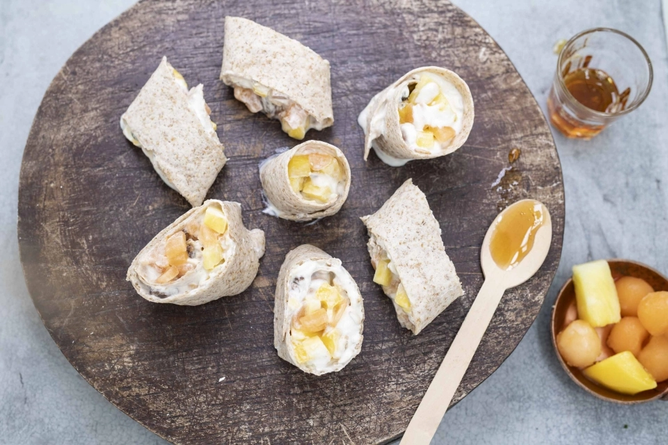 Ontbijtwrap met honingkwark & tropisch fruit