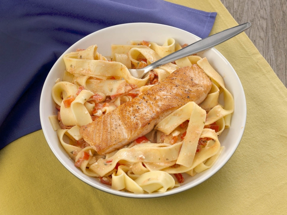 Pappardelle met paprikasaus & zalm