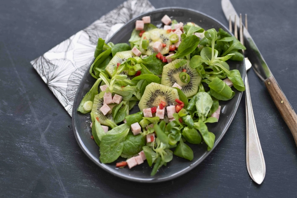 Pittige salade met ham & kiwi