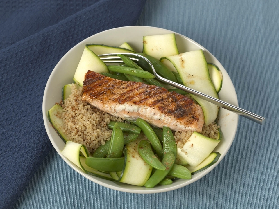 Sportieve quinoa bowl met zalm