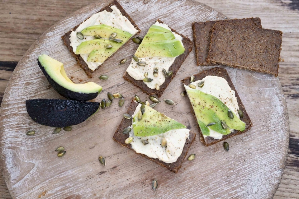 Roggebrood met hummus & avocado