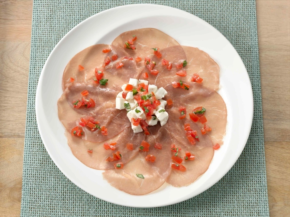 Rookvlees carpaccio met mozzarella & tomatensalsa