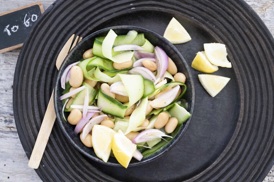 Frisse salade met cannellini bonen & komkommer