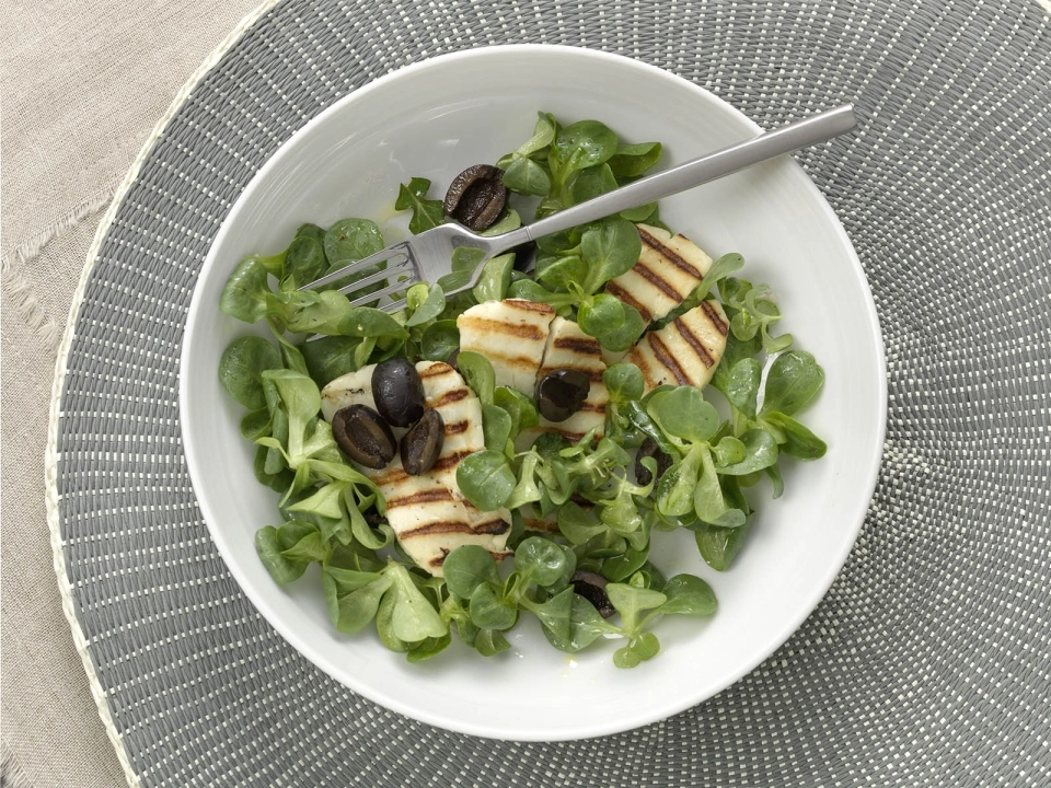 Salade met geroosterde halloumi & zwarte olijven
