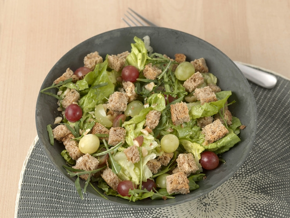 Salade met noten, druiven & croutons