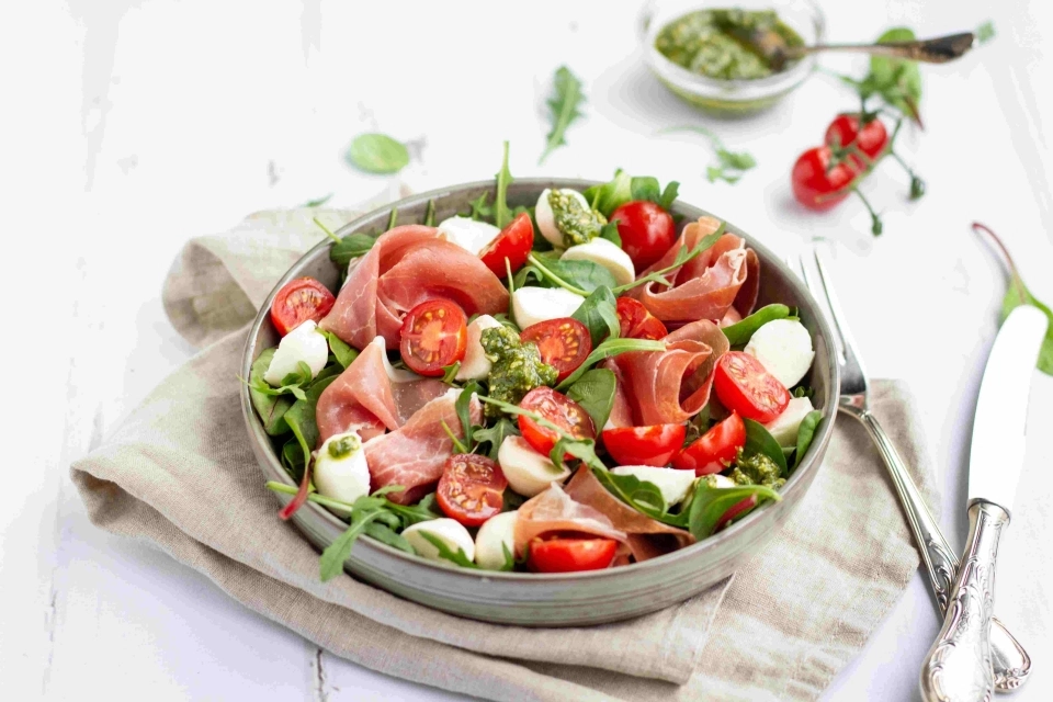 Salade met rauwe ham & pesto