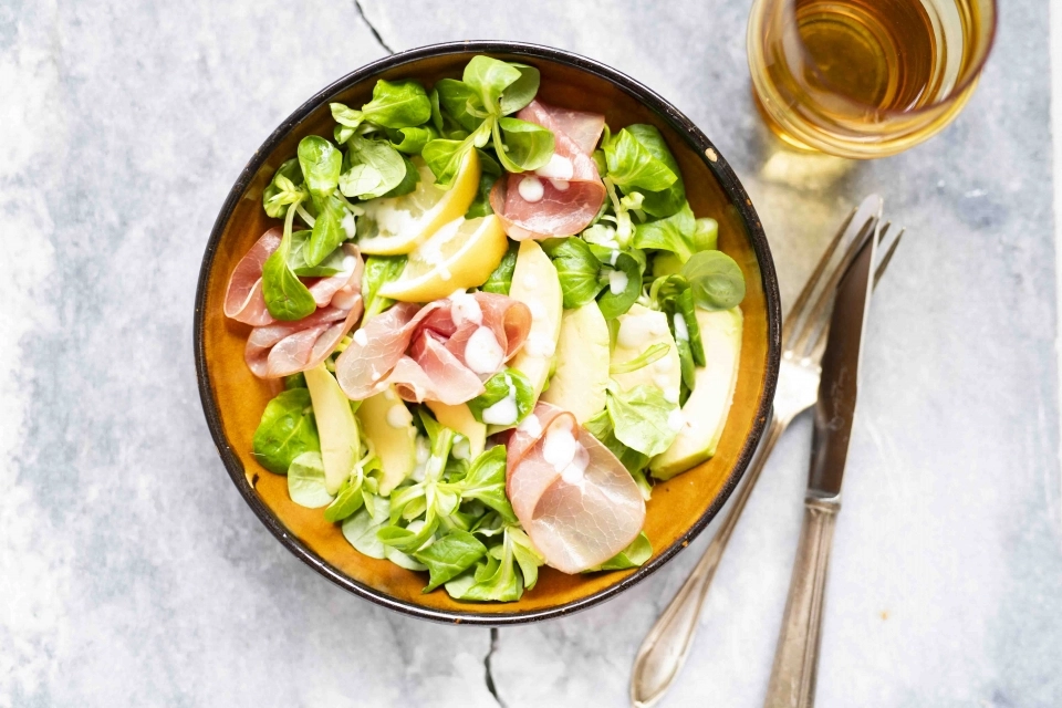Salade met rookvlees & avocado